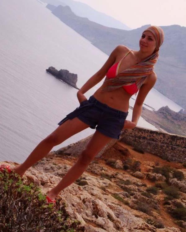 16P Pictures of a hot brunette teen showing off in a bikini