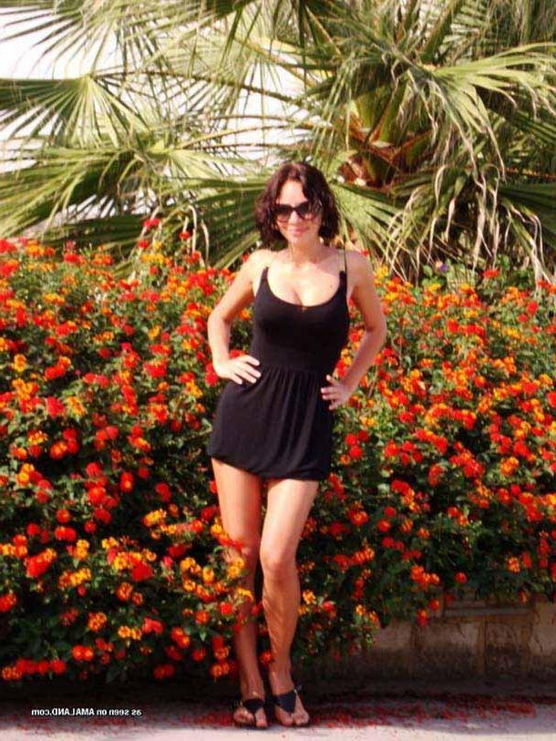 16P Pictures of a hot brunette teen showing off in a bikini