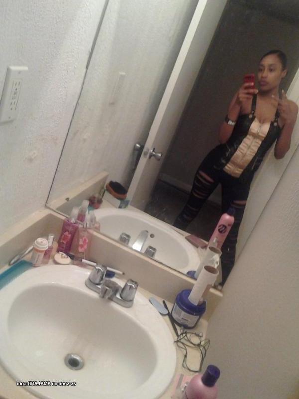 15P Amateur tattooed honey camwhoring in her lingerie