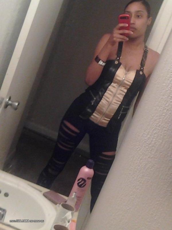 15P Amateur tattooed honey camwhoring in her lingerie