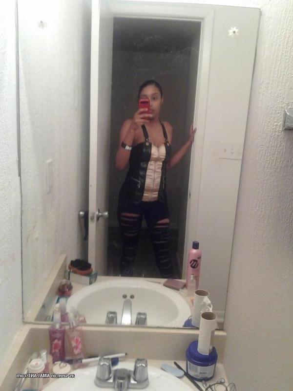 15P Amateur tattooed honey camwhoring in her lingerie