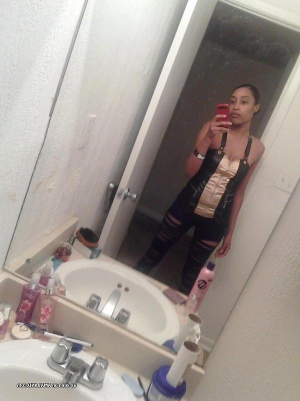 15P Amateur tattooed honey camwhoring in her lingerie