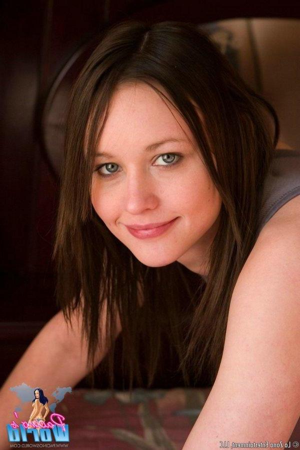 15P Pictures of Traci stripping naked just for you