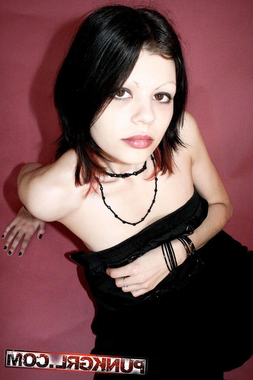 15P Pictures of goth teen Lori showing off in boots