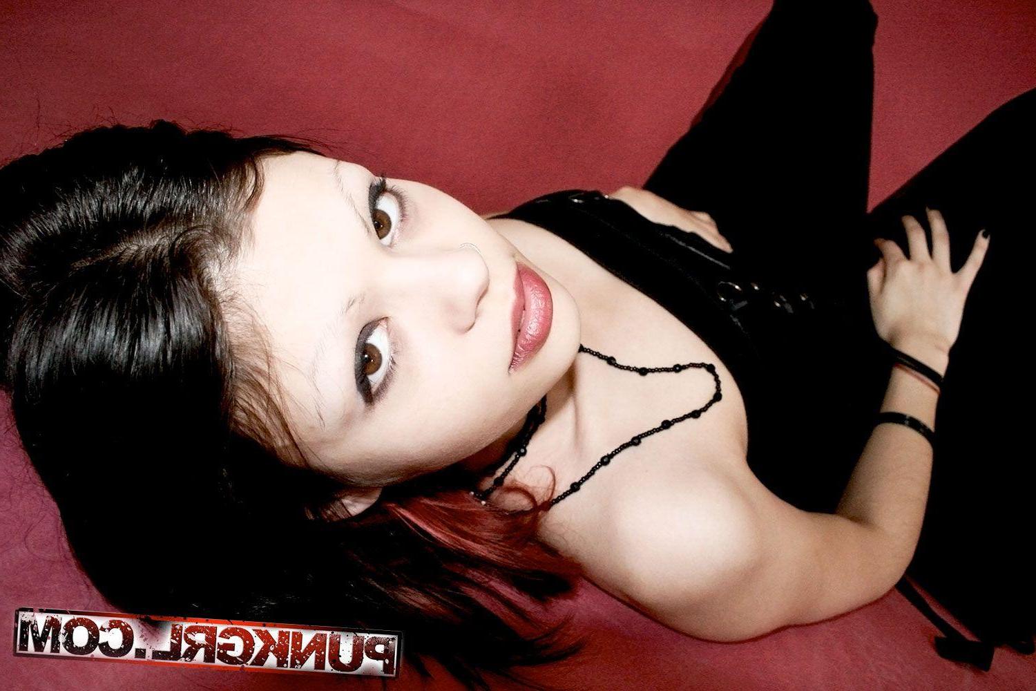 15P Pictures of goth teen Lori showing off in boots