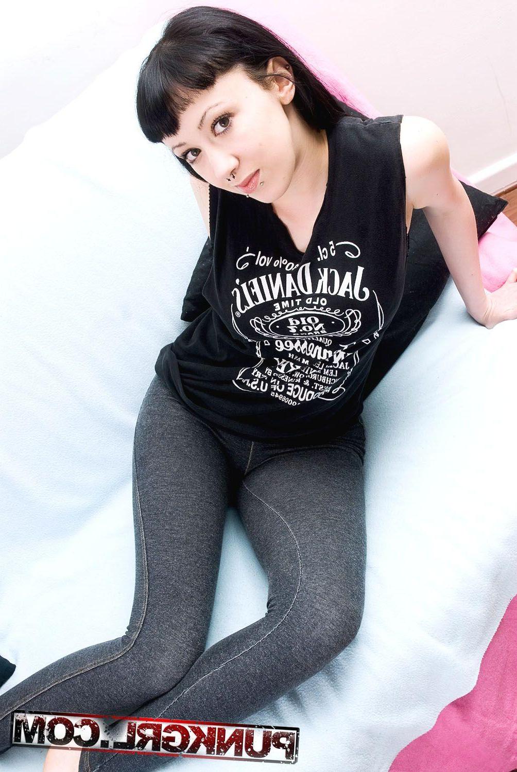20P Pictures of emo teen Junkie getting naked for you