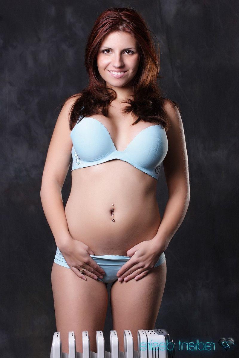 15P Pictures of an amateur brunette girl masturbating for you