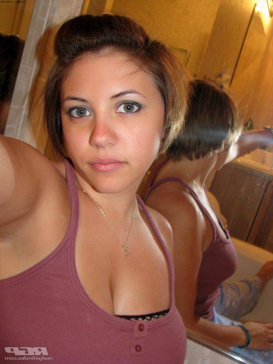 15P Amateur girl Dee shares some hot selfies of her boobs