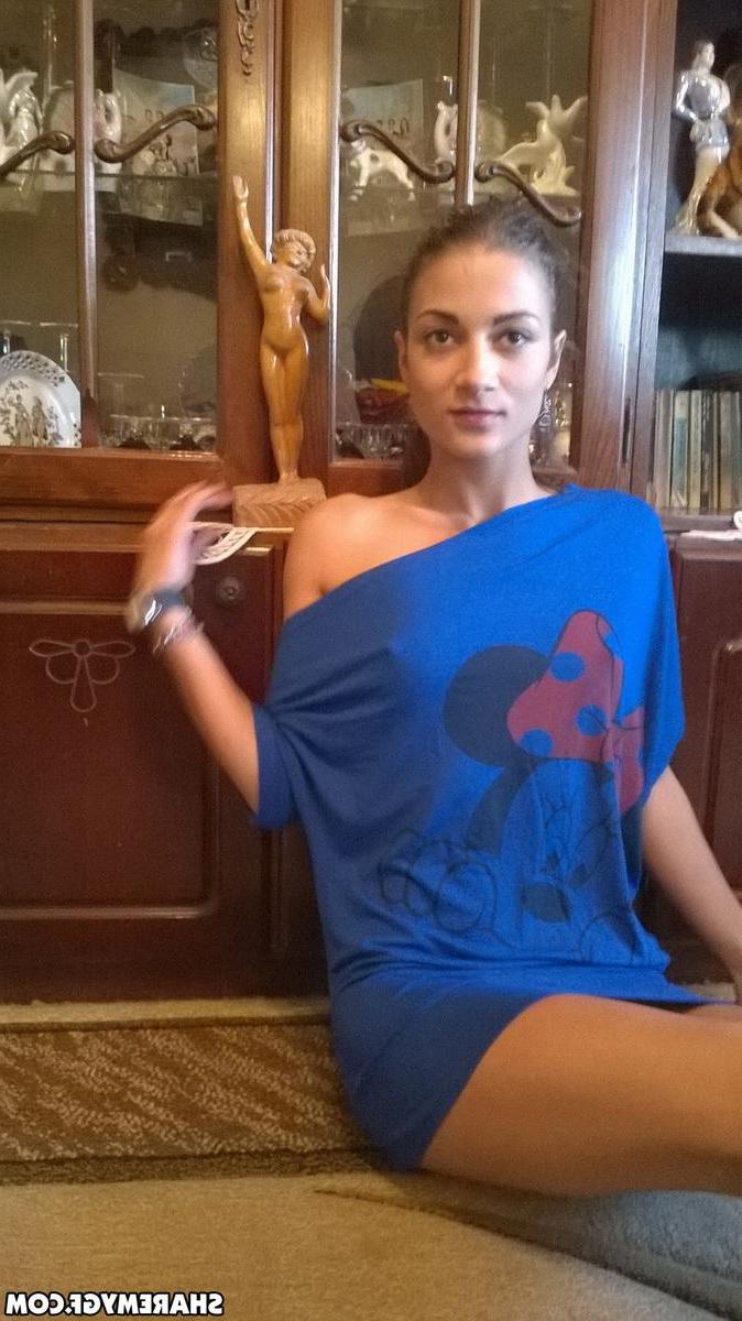 12P Skinny girlfriend takes pictures of her tight ass and perky tits