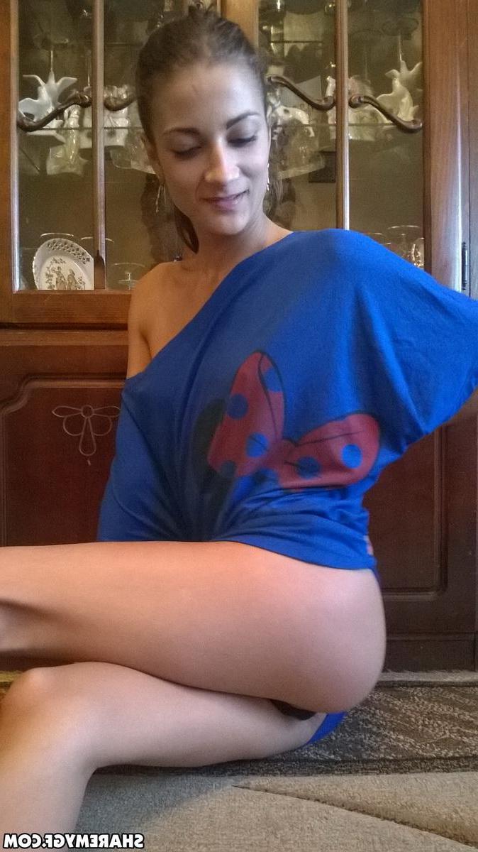 12P Skinny girlfriend takes pictures of her tight ass and perky tits