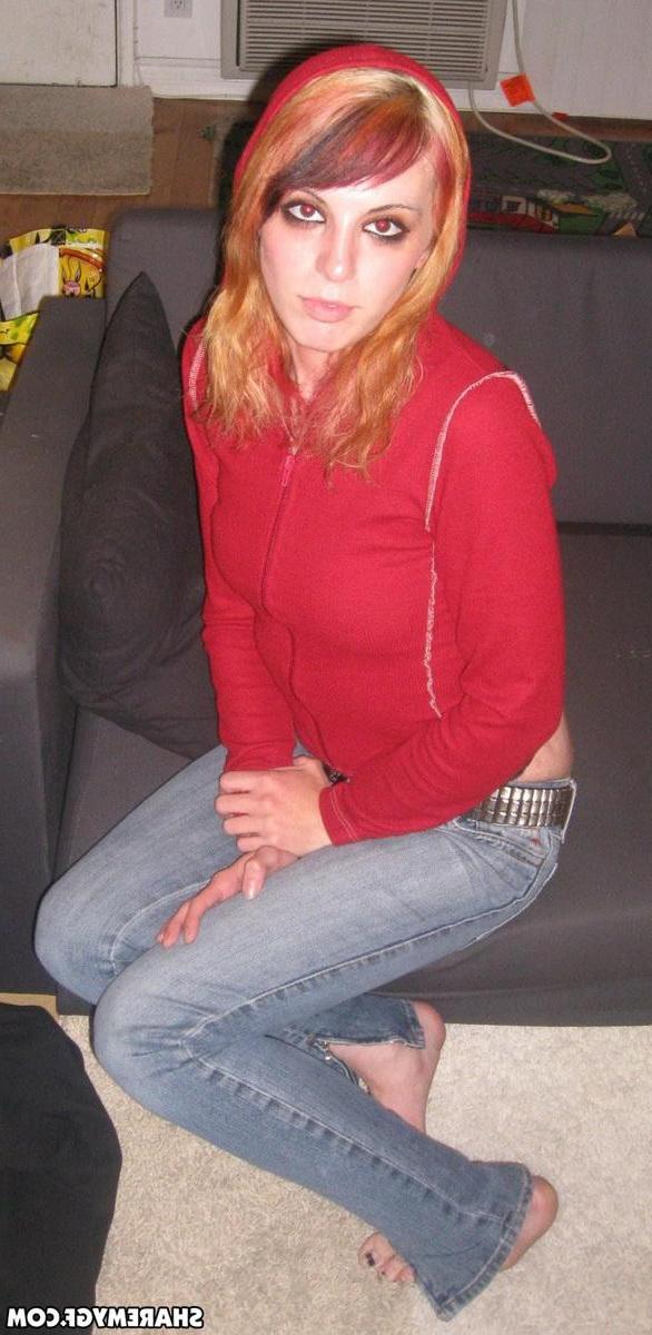 12P Horny emo girlfriend deep throats her boyfriends cock while he takes pictures for us