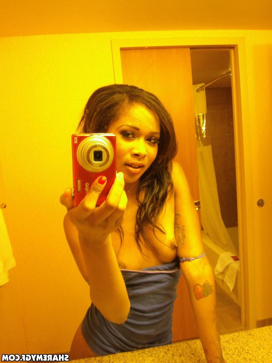 20P Ebony GF shares some selfies of her wet pussy