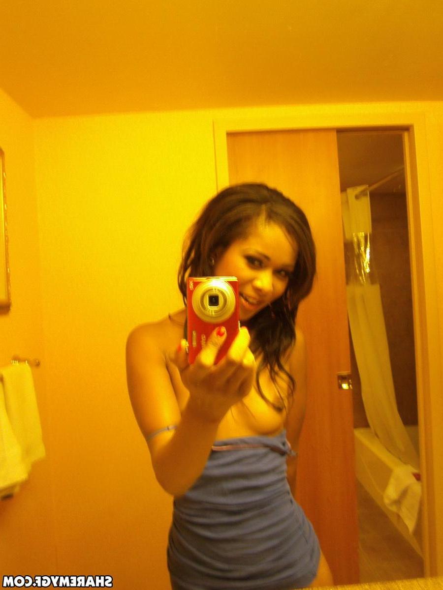 20P Ebony GF shares some selfies of her wet pussy