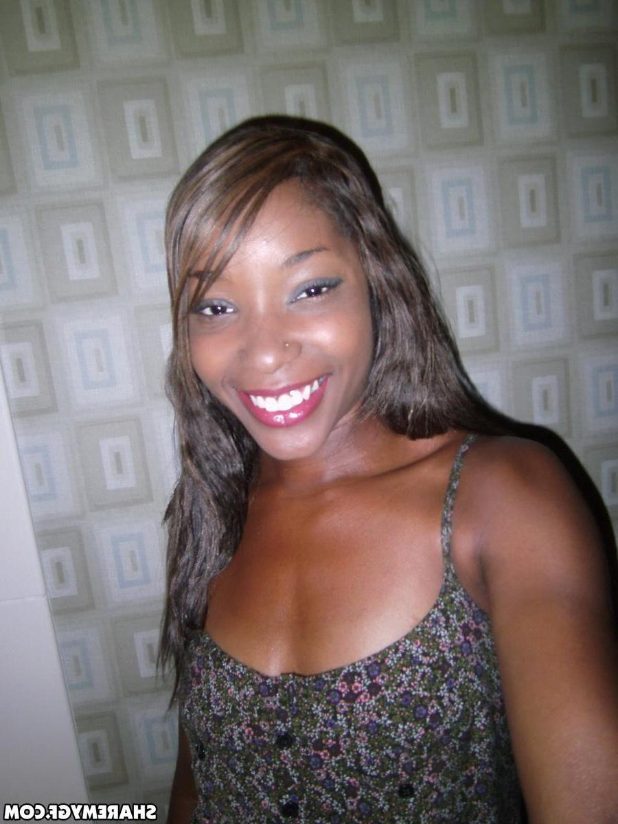 20P Ebony GF takes selfies of her nude body in the shower