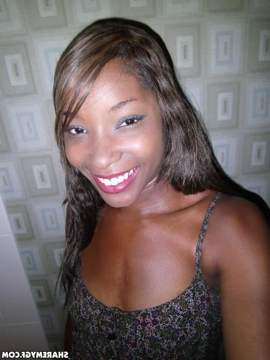 20P Ebony GF takes selfies of her nude body in the shower