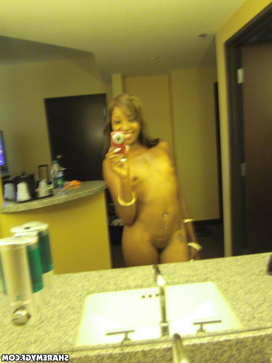 20P Ebony GF takes selfies of her nude body in the shower