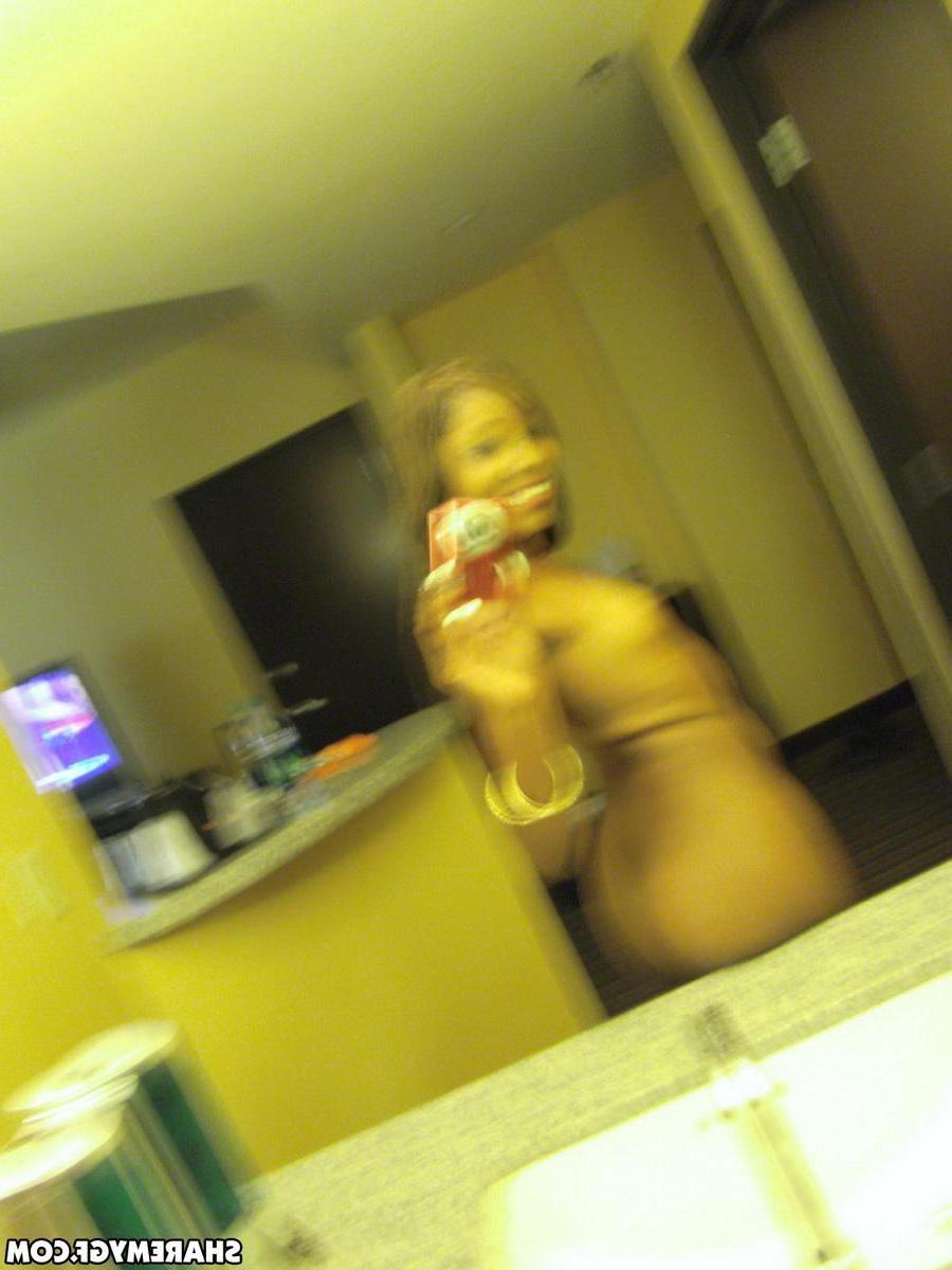 20P Ebony GF takes selfies of her nude body in the shower