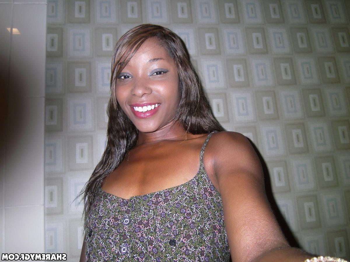 20P Ebony GF takes selfies of her nude body in the shower