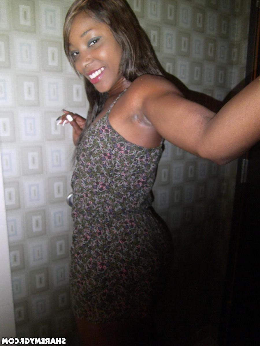 20P Ebony GF takes selfies of her nude body in the shower