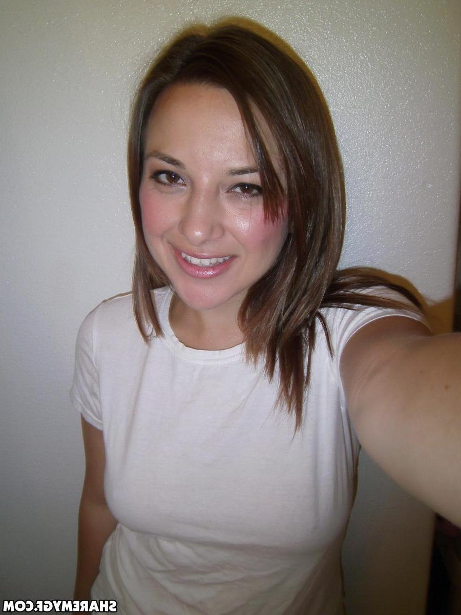 20P Brunette GF shares some hot selfies of her boobs and pussy