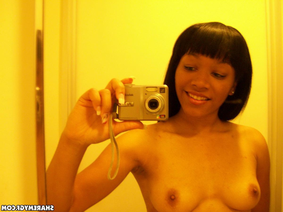 20P Naughty ebony GF takes selfies of her nude body