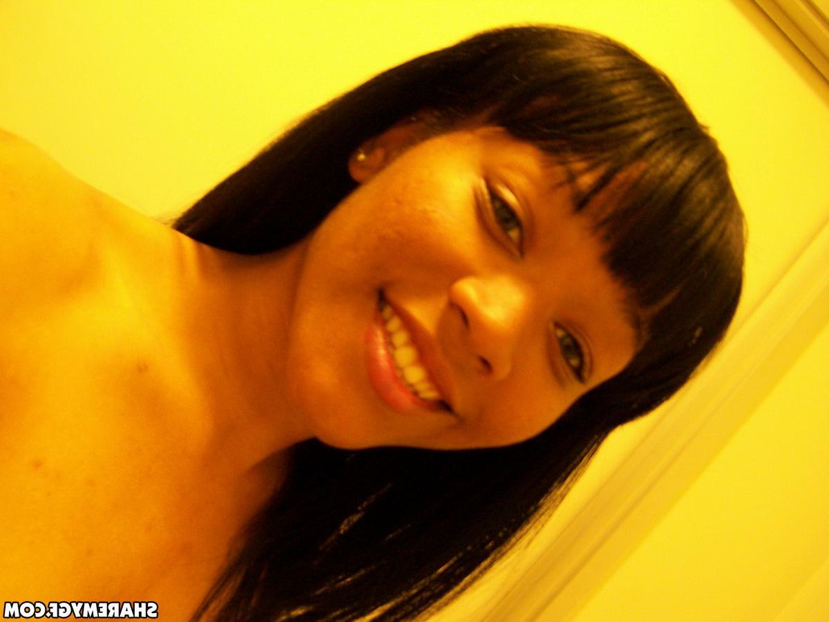 20P Naughty ebony GF takes selfies of her nude body