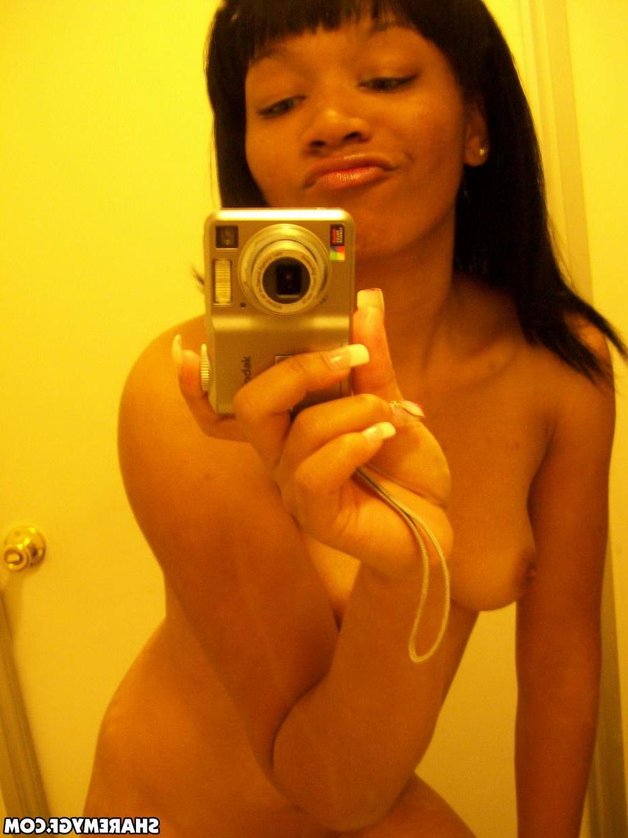 20P Naughty ebony GF takes selfies of her nude body