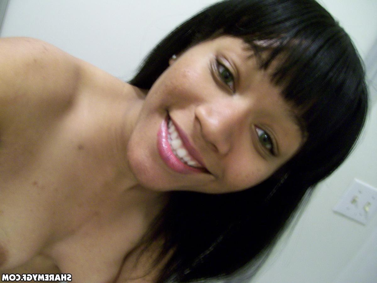 20P Naughty ebony GF takes selfies of her nude body