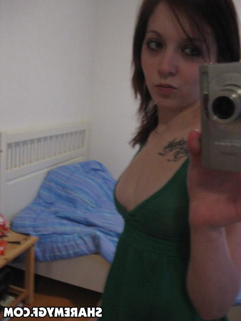 20P Emo girl takes sexy pics of herself just for you