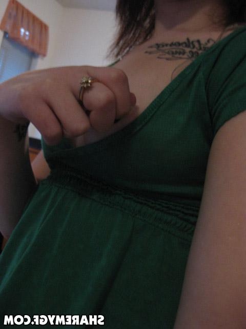 20P Emo girl takes sexy pics of herself just for you