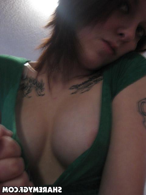 20P Emo girl takes sexy pics of herself just for you