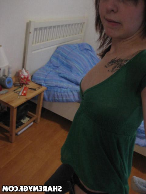 20P Emo girl takes sexy pics of herself just for you