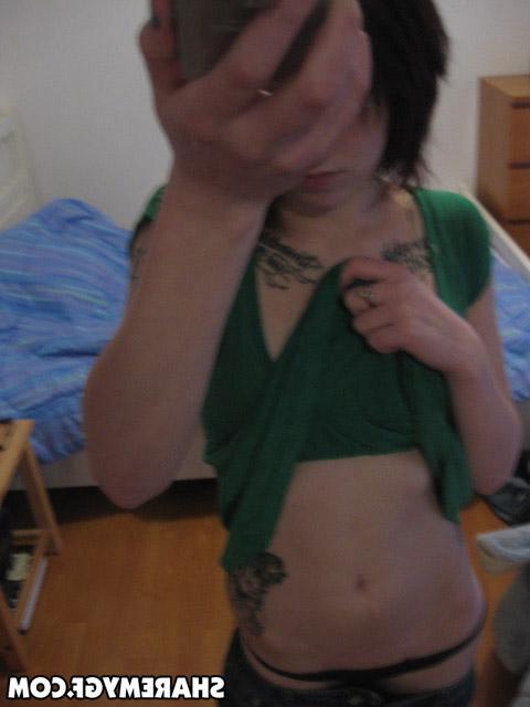 20P Emo girl takes sexy pics of herself just for you