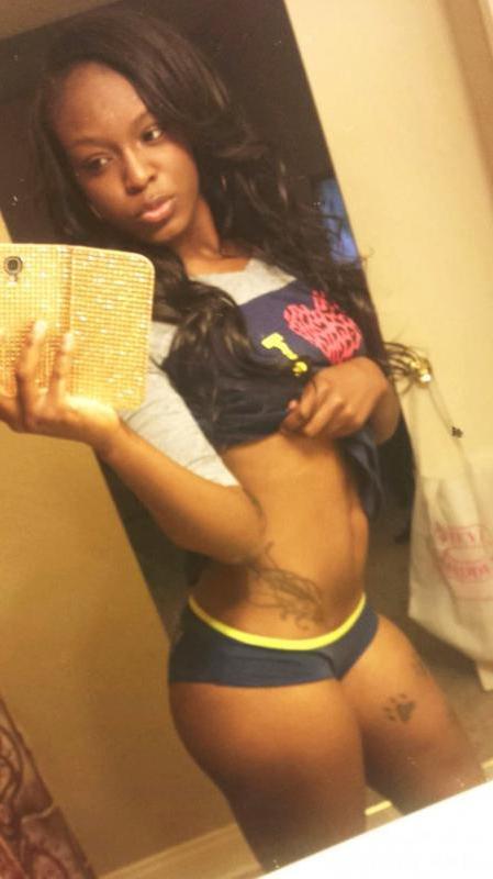 16P Naughty amateur girlfriend lifts shirt to show her breasts