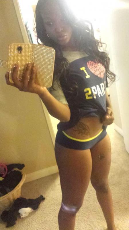 16P Naughty amateur girlfriend lifts shirt to show her breasts