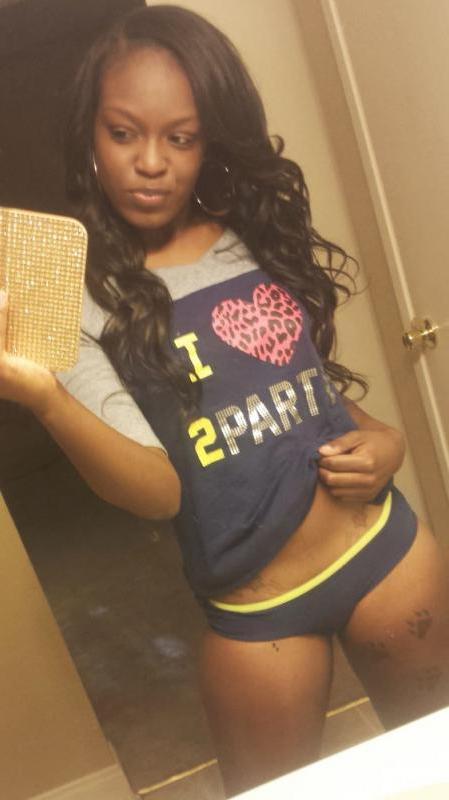 16P Naughty amateur girlfriend lifts shirt to show her breasts