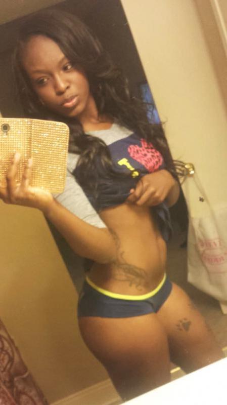16P Naughty amateur girlfriend lifts shirt to show her breasts