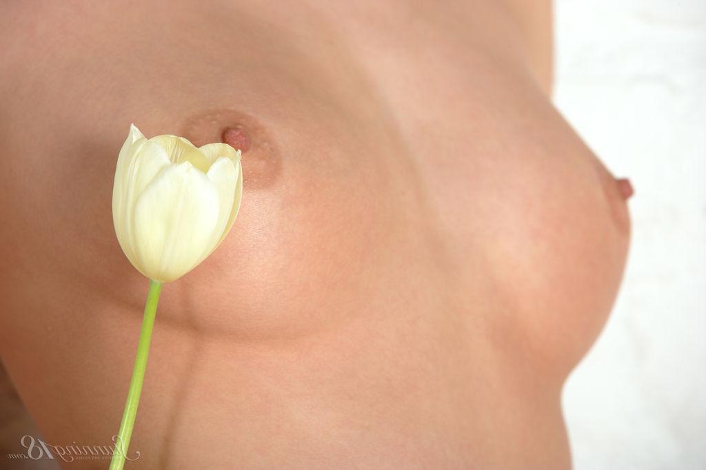 16P Pretty girl Yuliya B displays her hot nude body in "Bouquet"