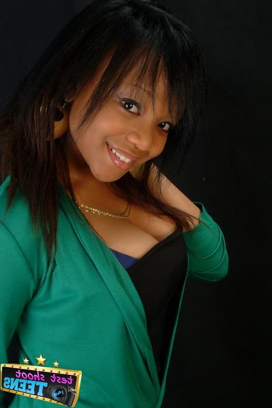 16P Ebony teen Tiny decides to show off her natural G cups!
