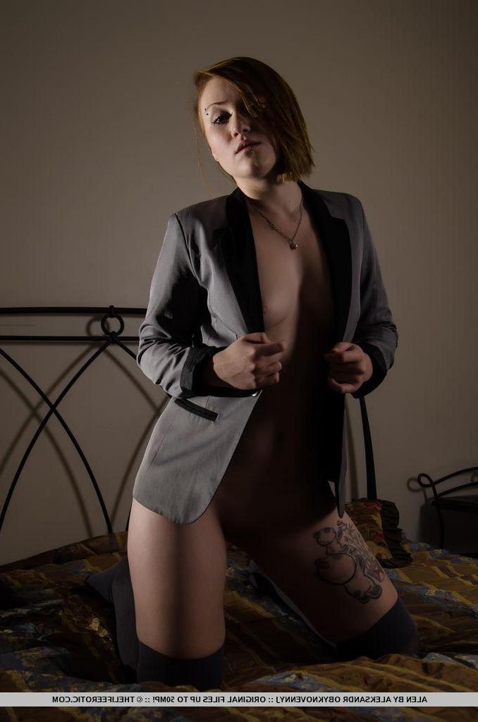 16P Emo girl Alen invites you to watch her masturbate in bed