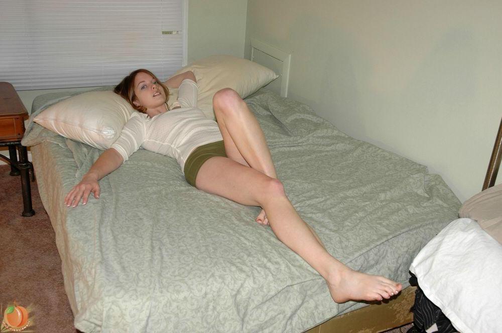 16P Pictures of wet peach Cindy showing her titties