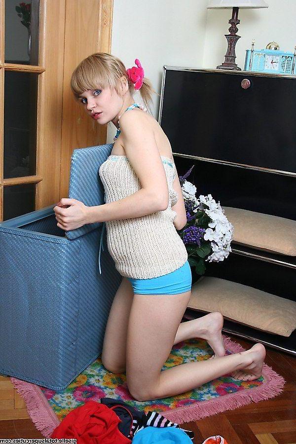 20P Pictures of teen hottie Gisele spreading for your cock