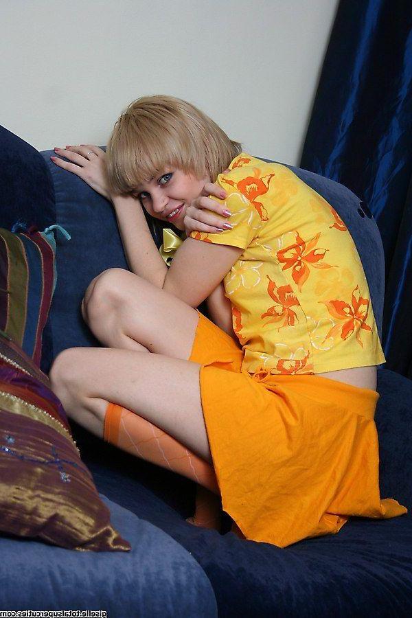 20P Pictures of teen chick Gisele spreading for your cock