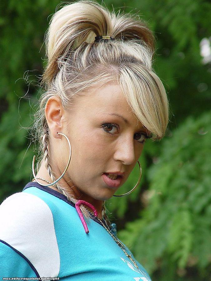 20P Pictures of Maja playing with her pussy outside