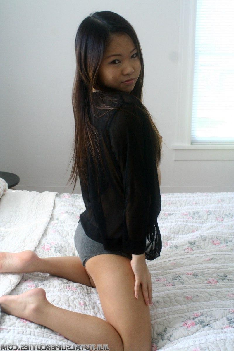 20P Pictures of an asian teen showing you her tits