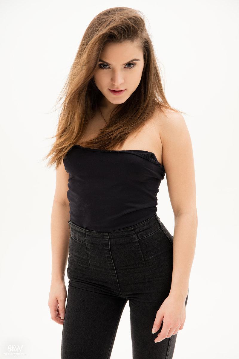 16P Brunette teen Evelina strips nude in her casting set
