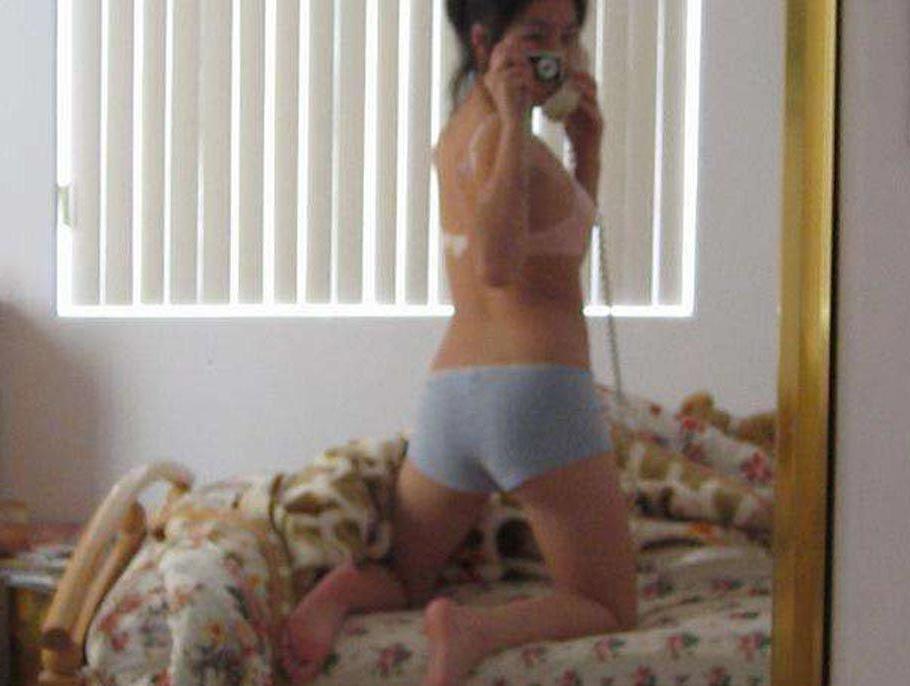 15P Pictures of a hot gf taking pics of herself on the phone