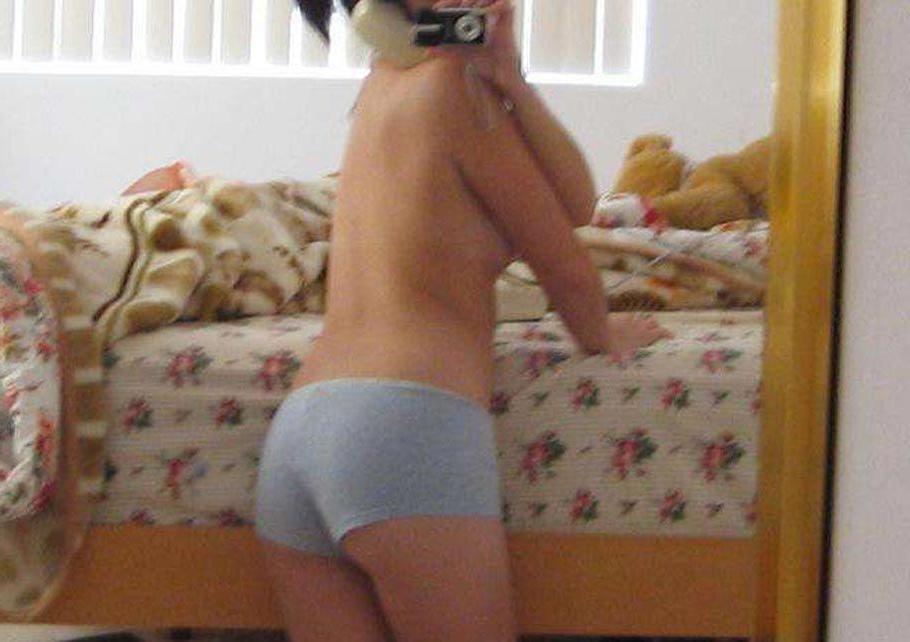 15P Pictures of a hot gf taking pics of herself on the phone
