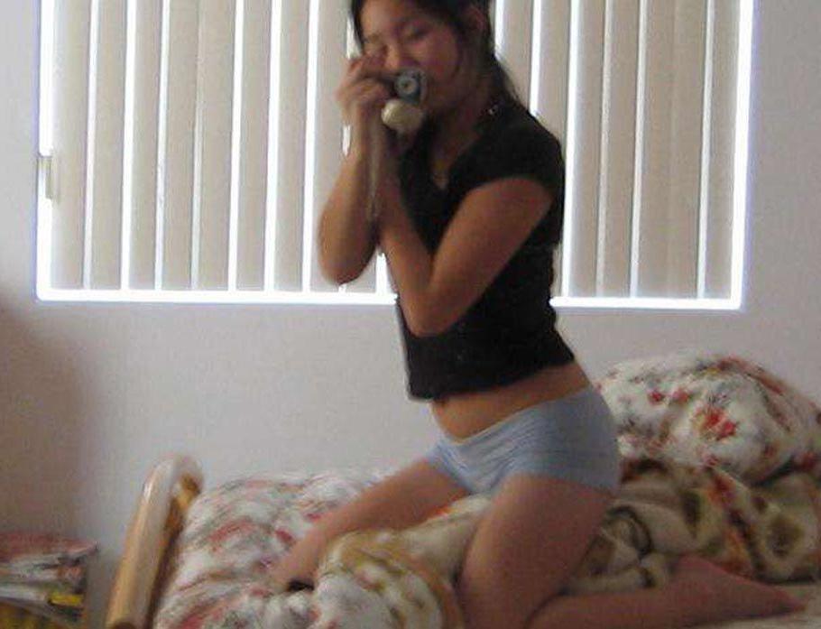 15P Pictures of a hot gf taking pics of herself on the phone