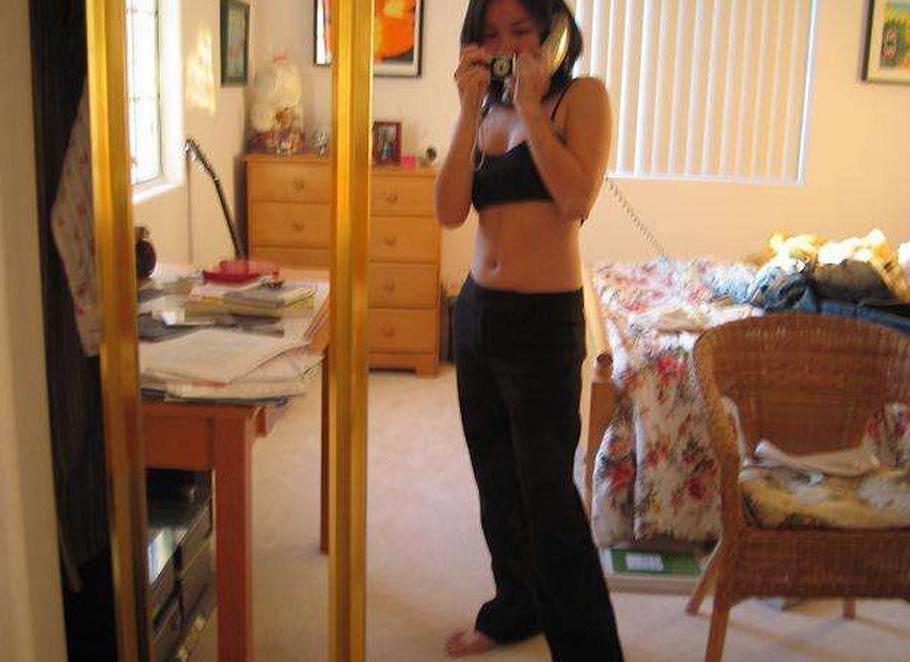 15P Pictures of a hot gf taking pics of herself on the phone
